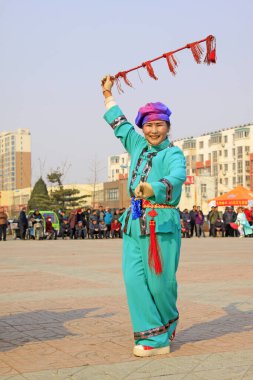 LUANNAN COUNTY - 6 Mart 2015 'te geleneksel Çin usulü Yanko dans gösterileri meydanda, Luannan County, Hebei, Chin
