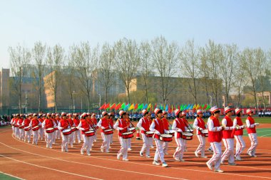 LUANNAN COUNTY - 14 Nisan 2015, Luannan County, Hebei Eyaleti, Chin, Çin atletizm toplantısında grup jimnastik performansı