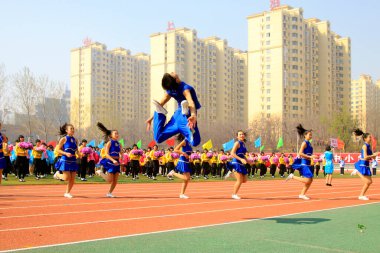 LUANNAN COUNTY - 14 Nisan 2015, Luannan County, Hebei Eyaleti, Chin, Çin atletizm toplantısında grup jimnastik performansı
