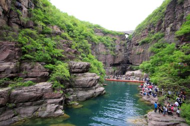 Jiaozuo şehri - 3 Mayıs 2015 'te Yuntai Dağı manzaralı bir yerde turistler, Jiaozuo şehri, Henan bölgesi, Çin.