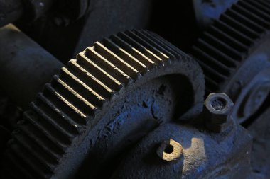 Bir fabrikada terk edilmiş makine ve teçhizat