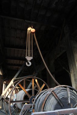 Arka planda vinç kancası, fotoğrafa yakın çekim.
