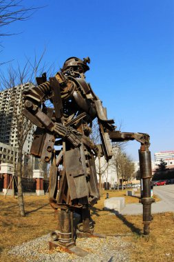 TANGSHAN - 2 Ocak 2014 'te, Çin' in Hebei eyaletindeki Tangshan kentinde, Kailuan Ulusal Maden Parkı 'nda madenciler metal heykel resmi yaptılar.. 