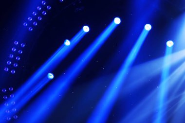 Sahne aydınlatma etkisi karanlıkta 