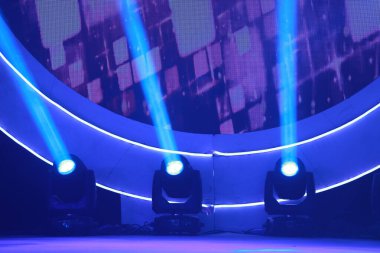 Sahne aydınlatma etkisi karanlıkta 