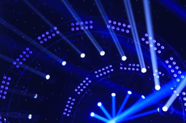 Sahne aydınlatma etkisi karanlıkta 