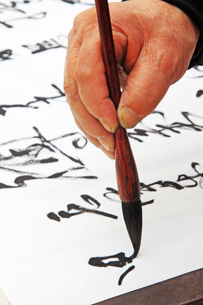 держа кисть ручку для написания сценариев, крупным планом фотографии