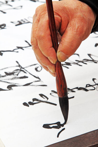 держа кисть ручку для написания сценариев, крупным планом фотографии