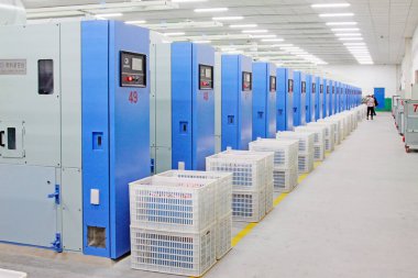 LUANNAN - 4 Mayıs 2014 'te, Çin' in Hebei Eyaleti Luannan Eyaleti 'nde, dönen bir üretim hattındaki modern makine ve ekipman.