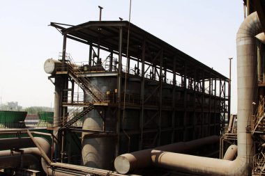 Bir fabrikada mekanik ekipman ve boru hattı. 