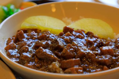 Restoranlarda geleneksel Çin yemekleri.