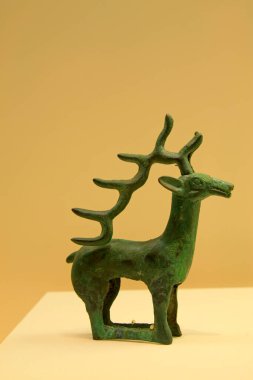 ÇİN - UYARI STATES PERIOD (MÖ 403-MÖ 221): Geyik şekilli Bronz Süs, savaşan devletler dönemi (MÖ 403-221), Çin Ulusal Müzesi, Pekin, Çin. 
