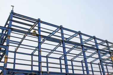 LUANNAN COUNTY - 16 Ağustos - 16 Ağustos 2014 tarihinde, Luannan County, Hebei Eyaleti, Çin 'de bir fabrikaya çelik iskelet döşeyen işçiler