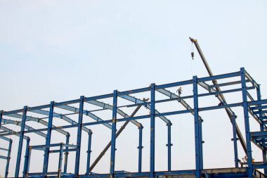 LUANNAN COUNTY - 16 Ağustos - 16 Ağustos 2014 tarihinde, Luannan County, Hebei Eyaleti, Çin 'de bir fabrikaya çelik iskelet döşeyen işçiler