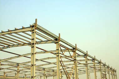 Bir fabrikada çelik yapı manzarası 