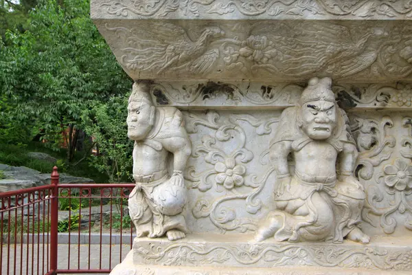 23 Mayıs 2014 'te Pekin, Çin' de Pekin Parkı 'ndaki Binlerce Buda Binası