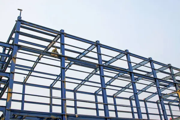 LUANNAN COUNTY - 16 Ağustos - 16 Ağustos 2014 tarihinde, Luannan County, Hebei Eyaleti, Çin 'de bir fabrikaya çelik iskelet döşeyen işçiler