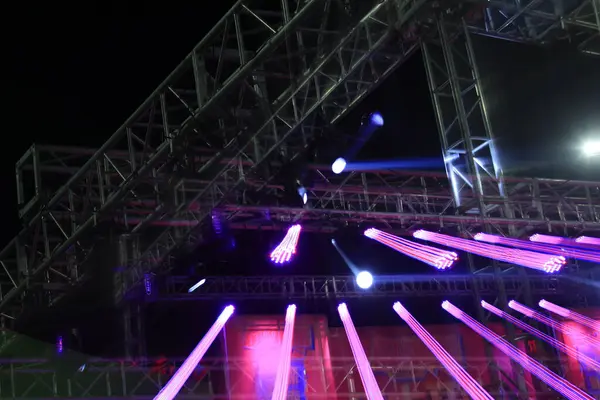 Sahne aydınlatma etkisi karanlıkta 