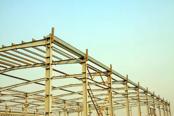 Bir fabrikada çelik yapı manzarası 