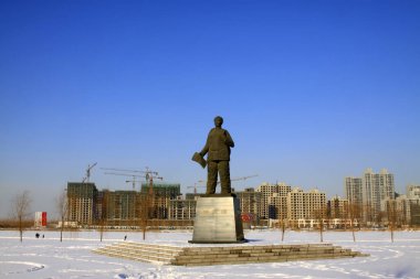 Karda şehir heykeli, fotoğrafa yakın çekim.