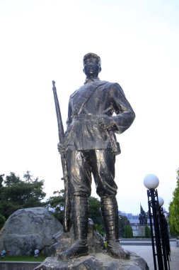 Shijiazhuang - 27 Nisan: Çin 'in kuzeyinde 27 Nisan 2015' te, Çin 'in Hebei eyaletinde, Shijiazhuang şehrinde, şehit mezarlığında savaş heykeli