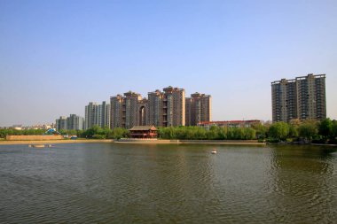 Şehirdeki binalar ve ağaçlar, fotoğraflara yakın.