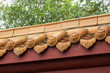 Geleneksel Çin mimari tarzı sarı kaplama fayans duvarı, yakın çekim