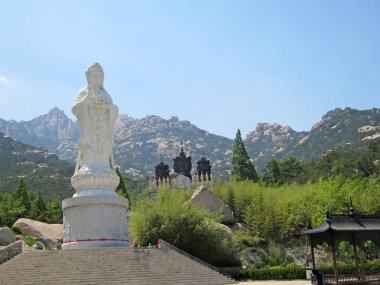 Qingdao - 22 Mayıs: guanyin bodhisattva beyaz mermer heykel parkı, 22 Mayıs 2015, Qingdao şehri, shandong eyaleti, Çin