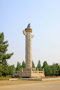 Qing Hanedanlığı Çin 'in Doğu Kraliyet Mezarlığı' ndaki Çin antik mimari manzarası.