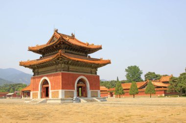 Qing Hanedanlığı 'nın Doğu Kraliyet Mezarlığı' ndaki Çin antik mimari manzarası, Chin.