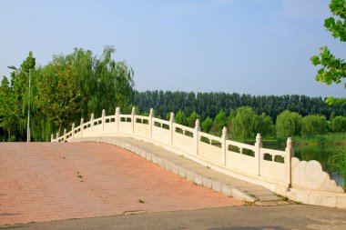 beyaz mermer taş köprü