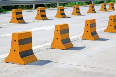 Sarı trafik izolasyon iskelesi
