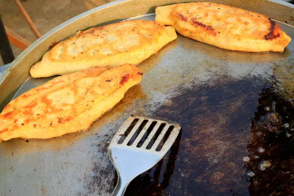 Etli börek ve elektrikli kek, fotoğraf yakın plan.