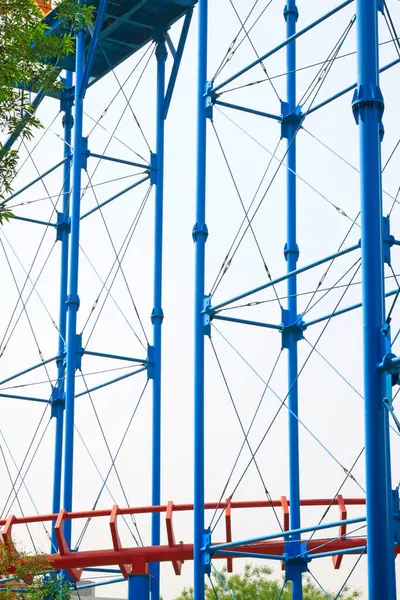 Mavi çelik boru desteği, fotoğrafa yakın çekim.