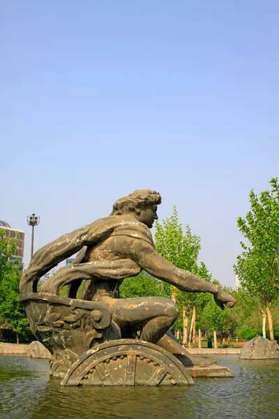 Güneş tanrısı Apollo bir su parkında heykel, fotoğrafa yakın çekim