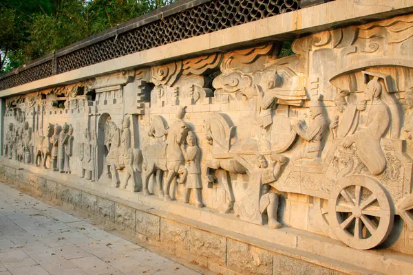 Duvar oymaları, fotoğrafların kapatılması. 