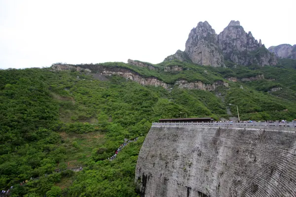 Jiaozuo - 3 Mayıs 2015 'te Yuntai Dağı manzaralı baraj manzarası, Jiaozuo, Henan bölgesi, Çin.