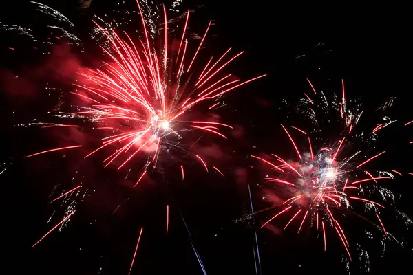 Çin yeni yıl arifesinde gece gökyüzünde havai fişek