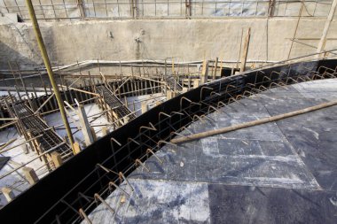 İnşaat alanında ahşap yapı iskelesi, fotoğrafa yakın çekim.