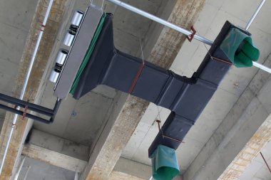 Koridorun yukarısında havalandırma donanımı var.