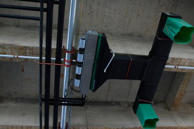 Koridorun yukarısında havalandırma donanımı var.