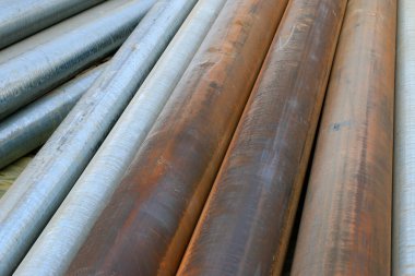 Kalın çelik boru, yakın plan fotoğraf.