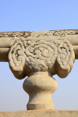 beyaz mermer korkuluklar kemer köprüsü