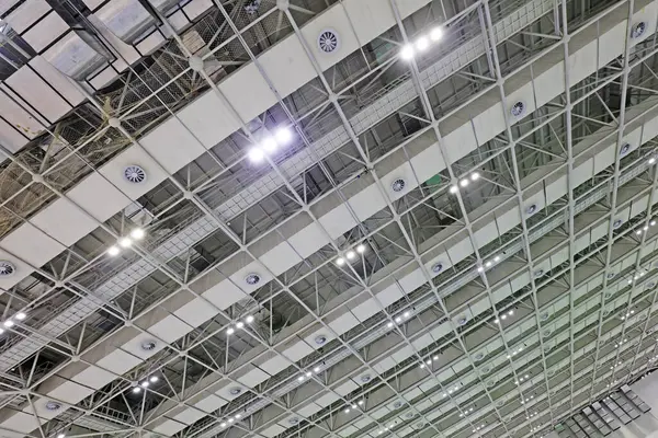 Bir salonda çelik yapı geometri inşaatı