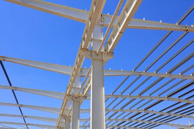 Mavi gökyüzünün altında çelik kiriş bağı, fotoğrafa yakın çekim