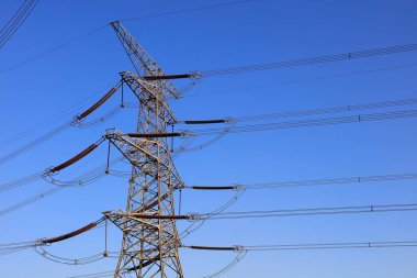 Mavi gökyüzünde elektrik kulesi