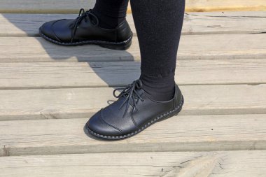 Bayan Siyah Ayakkabı, fotoğrafa yakın çekim.