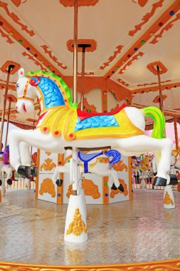 Lunaparkta hayvan modelliği için rota tesisi