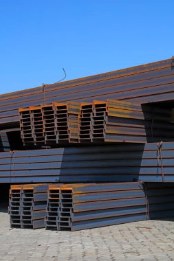 Nakliye terminalinde H şeklinde çelik yığını