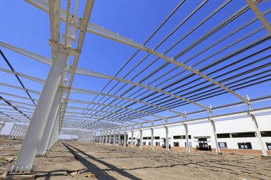 Mavi gökyüzünün altında çelik kiriş bağı, fotoğrafa yakın çekim